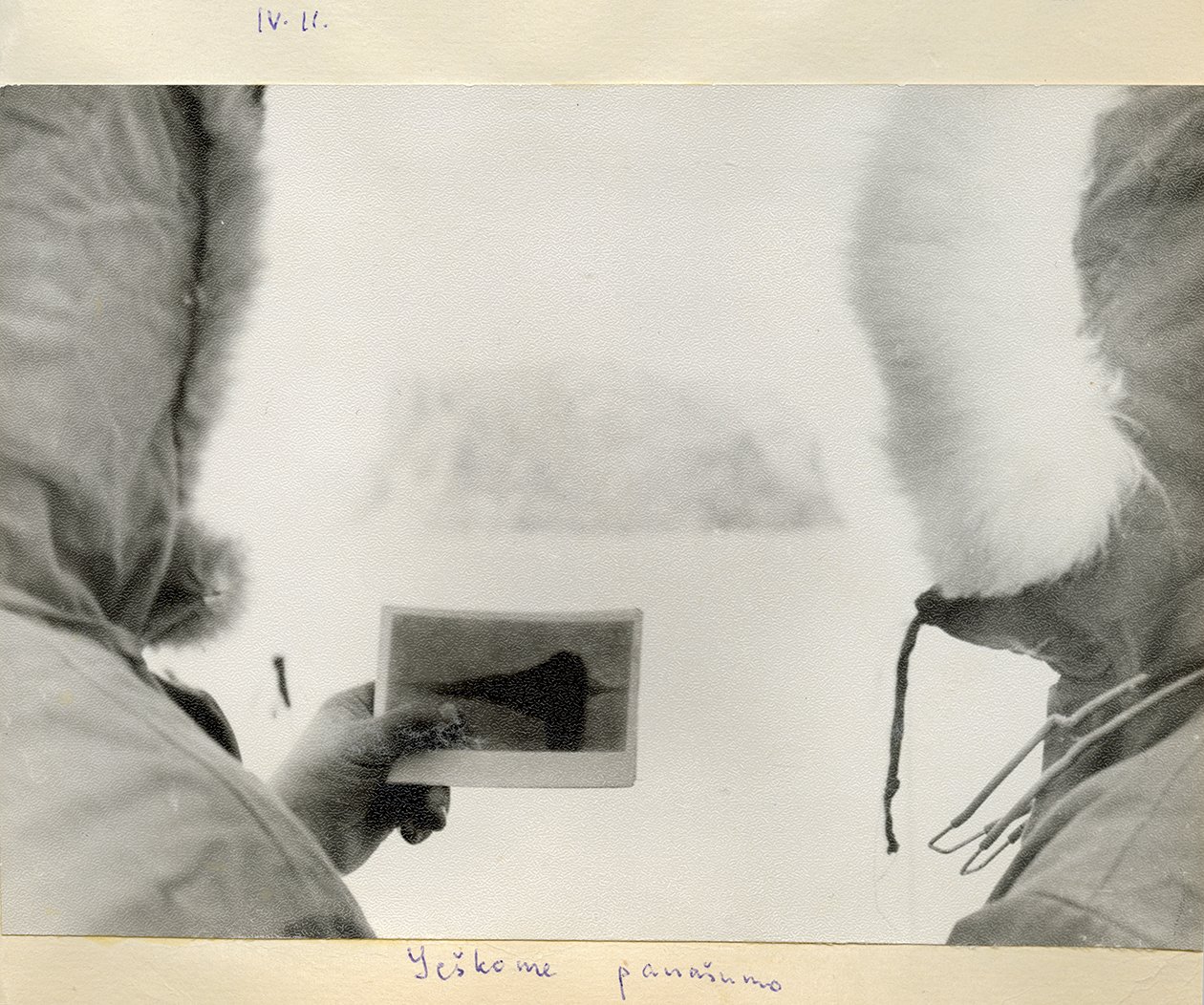 Skaidrės fotografija iš poliarininkų slidžių ekspedicijos į Čiurlionio kalnus Prano Juozapo žemėje. 1977. Gražinos Čižauskaitės-Jucienės nuosavybė_NDG Šiaurės atmintis 